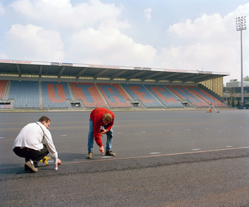 840299 Afbeelding van de werkzaamheden in Stadion Nieuw Galgenwaard (Herculesplein) te Utrecht, ter voorbereiding van ...